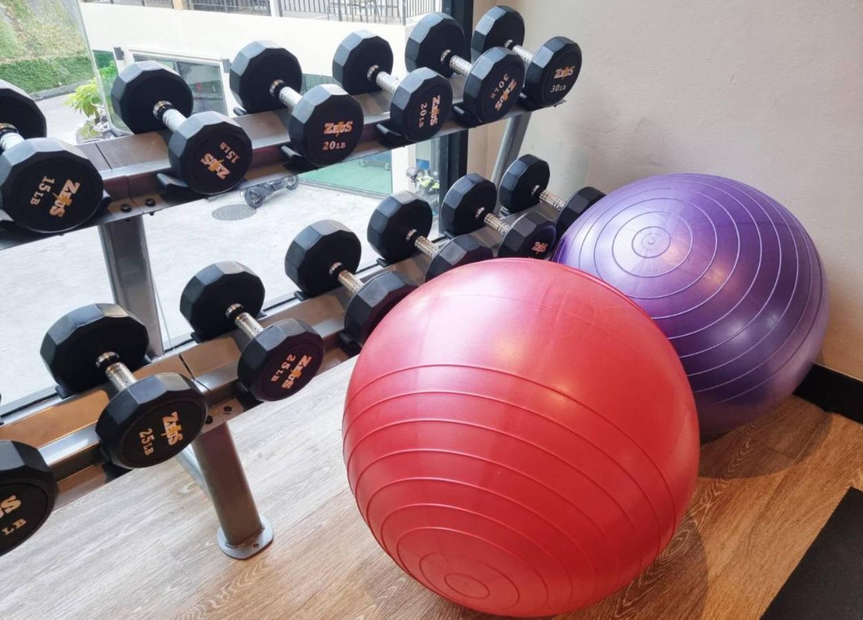 スカイビュー リゾート プーケット パトン ビーチ【SHA Plus+認定】 エクステリア 写真 Dumbbells and exercise balls