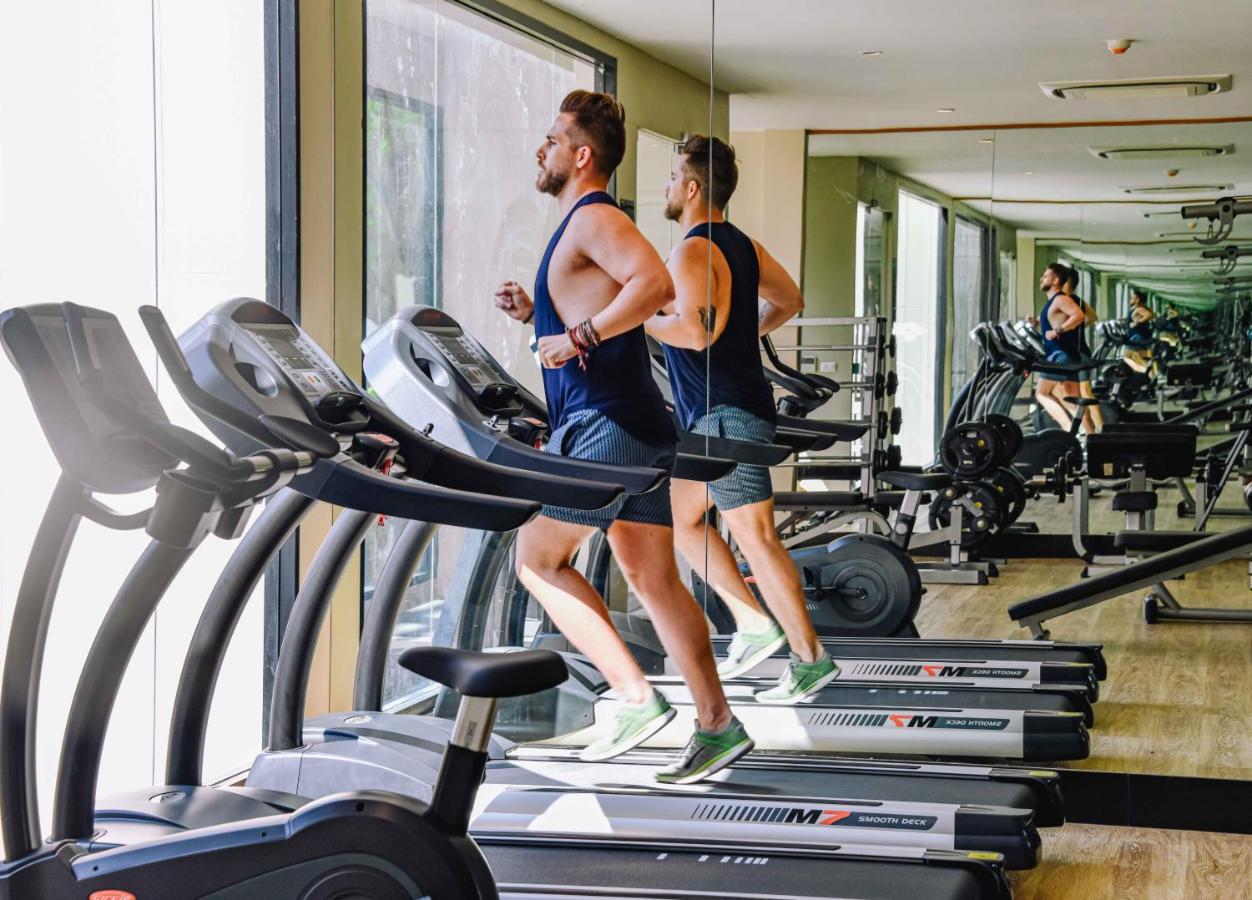 スカイビュー リゾート プーケット パトン ビーチ【SHA Plus+認定】 エクステリア 写真 A treadmill in use