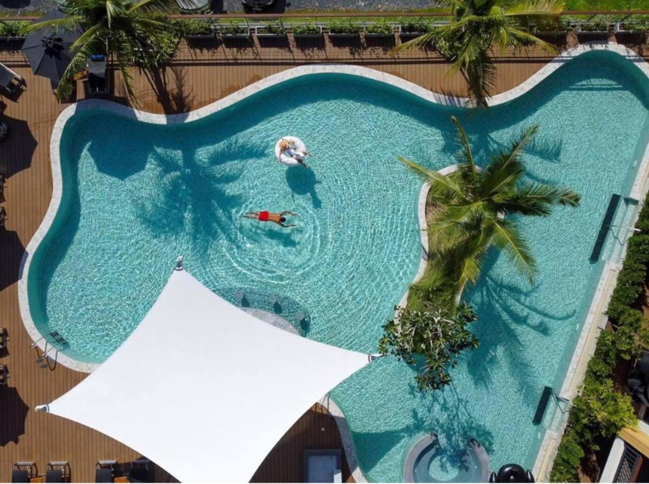 スカイビュー リゾート プーケット パトン ビーチ【SHA Plus+認定】 エクステリア 写真 Aerial view of the pool at the Hotel