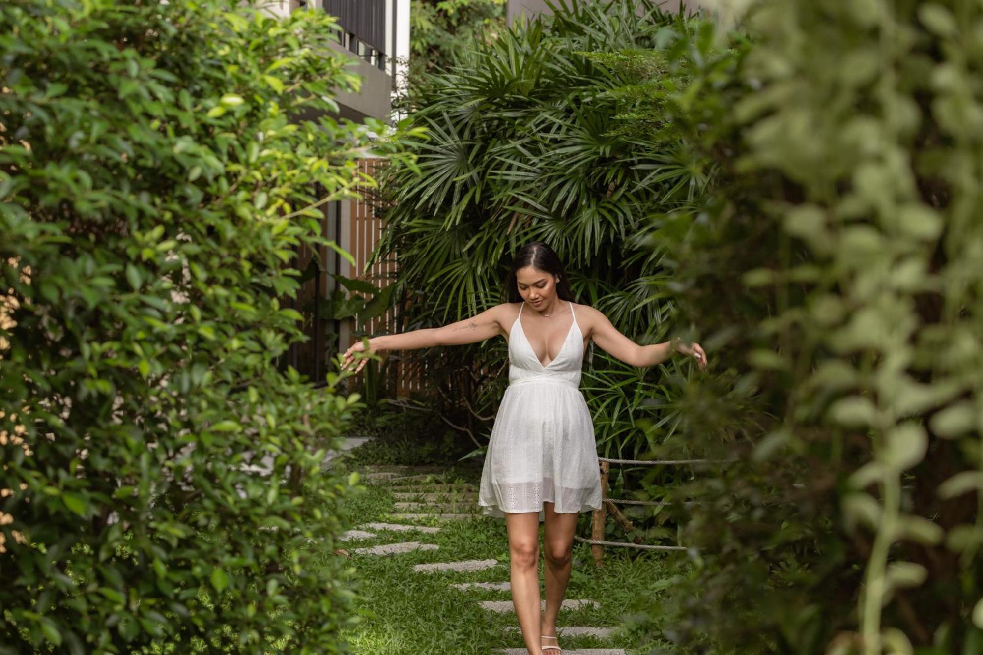 スカイビュー リゾート プーケット パトン ビーチ【SHA Plus+認定】 エクステリア 写真 A woman walking through a garden