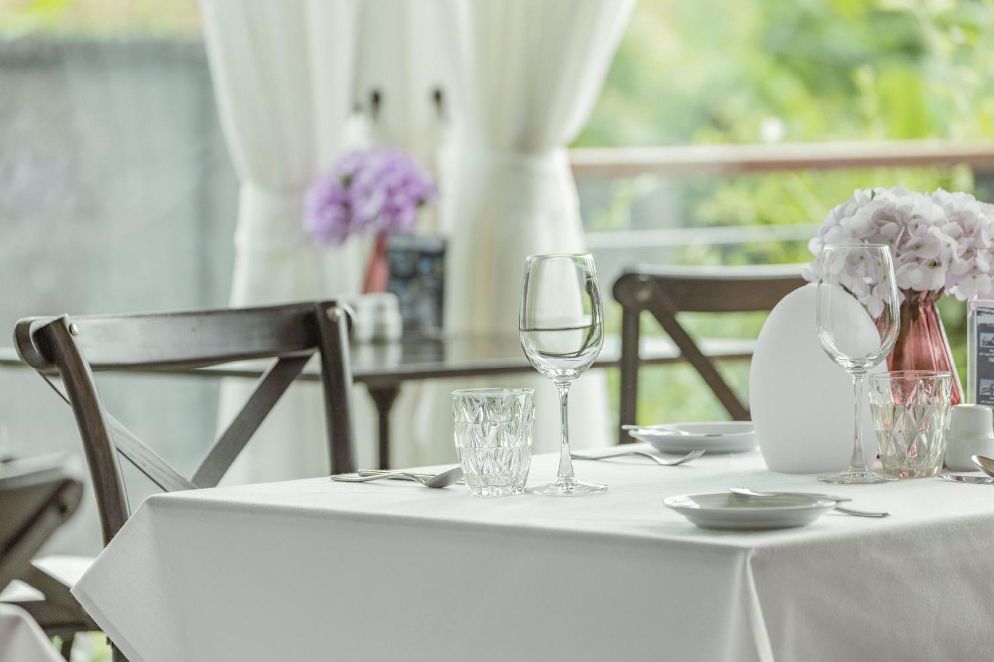 スカイビュー リゾート プーケット パトン ビーチ【SHA Plus+認定】 エクステリア 写真 A table set for fine dining