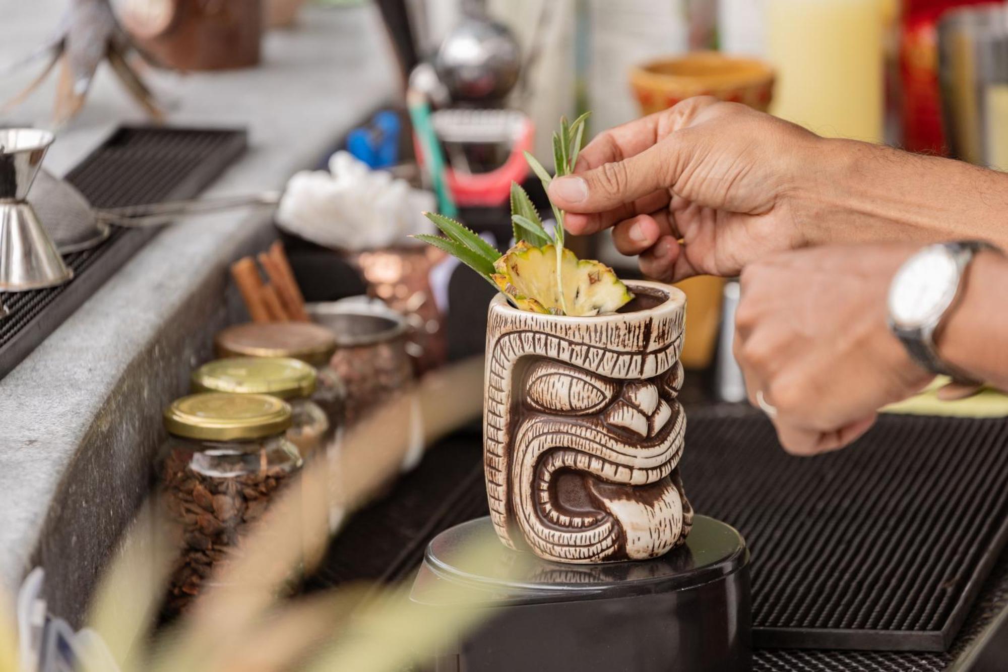 スカイビュー リゾート プーケット パトン ビーチ【SHA Plus+認定】 エクステリア 写真 A tiki drink being garnished