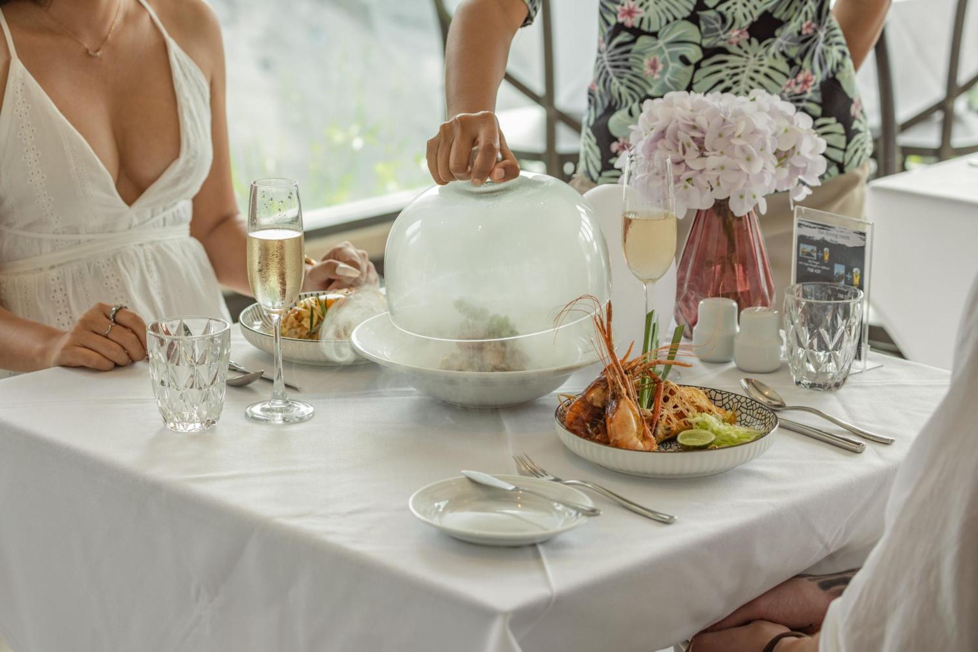 スカイビュー リゾート プーケット パトン ビーチ【SHA Plus+認定】 エクステリア 写真 A restaurant in the Maldives
