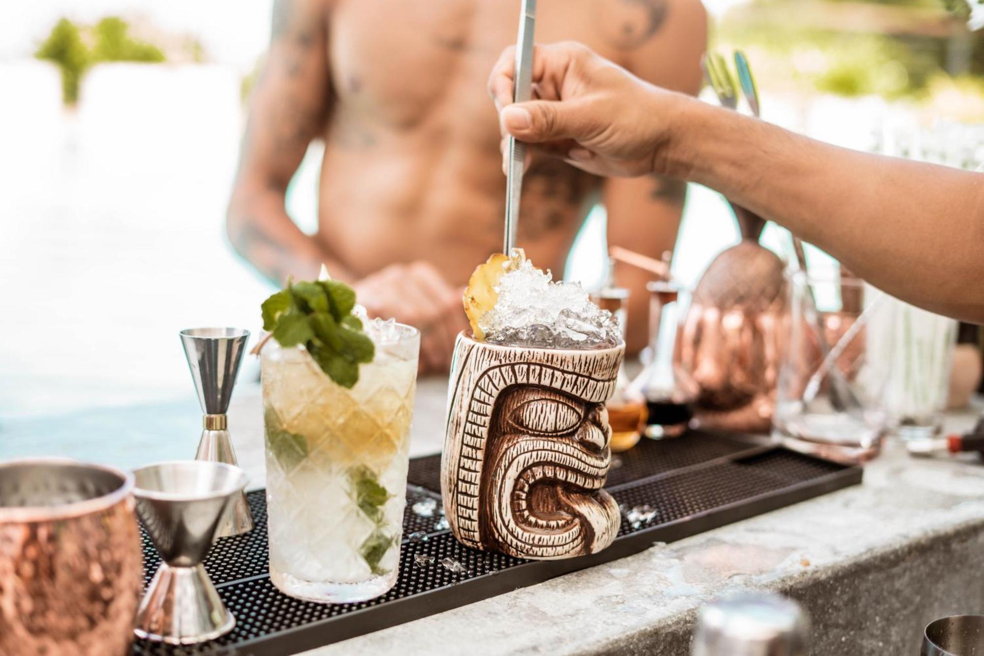 スカイビュー リゾート プーケット パトン ビーチ【SHA Plus+認定】 エクステリア 写真 A tiki drink being stirred