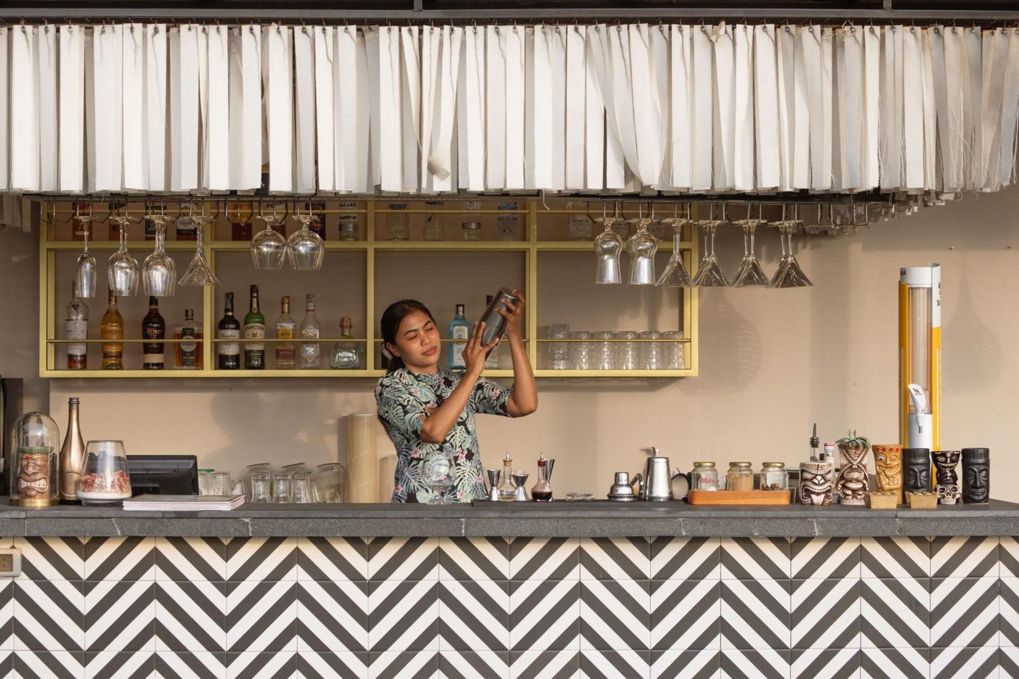スカイビュー リゾート プーケット パトン ビーチ【SHA Plus+認定】 エクステリア 写真 A bartender at work