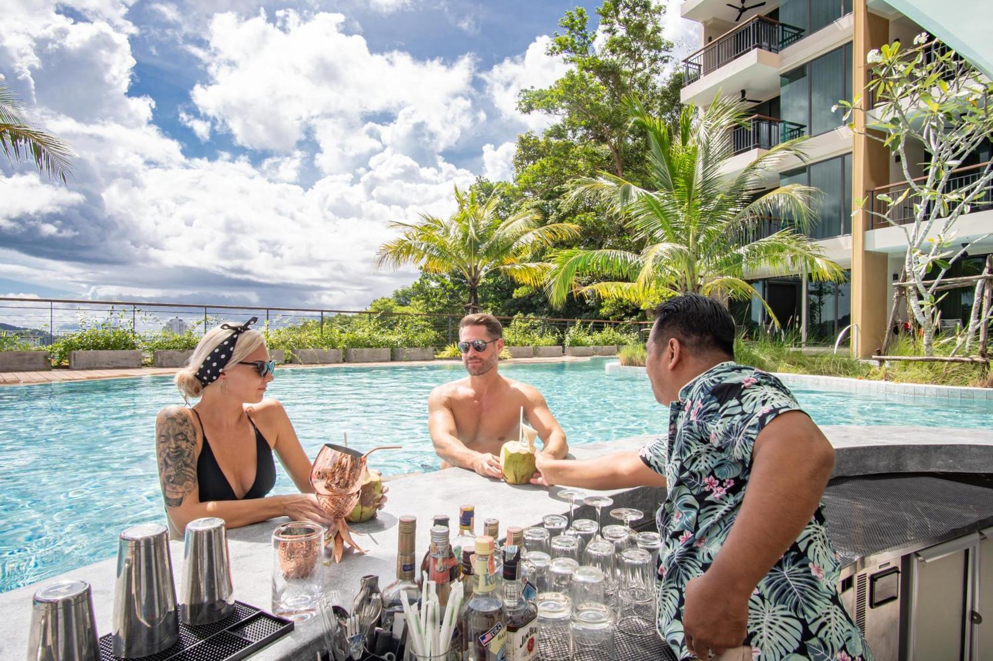 スカイビュー リゾート プーケット パトン ビーチ【SHA Plus+認定】 エクステリア 写真 The swimming pool at the Sheraton Resort Fiji