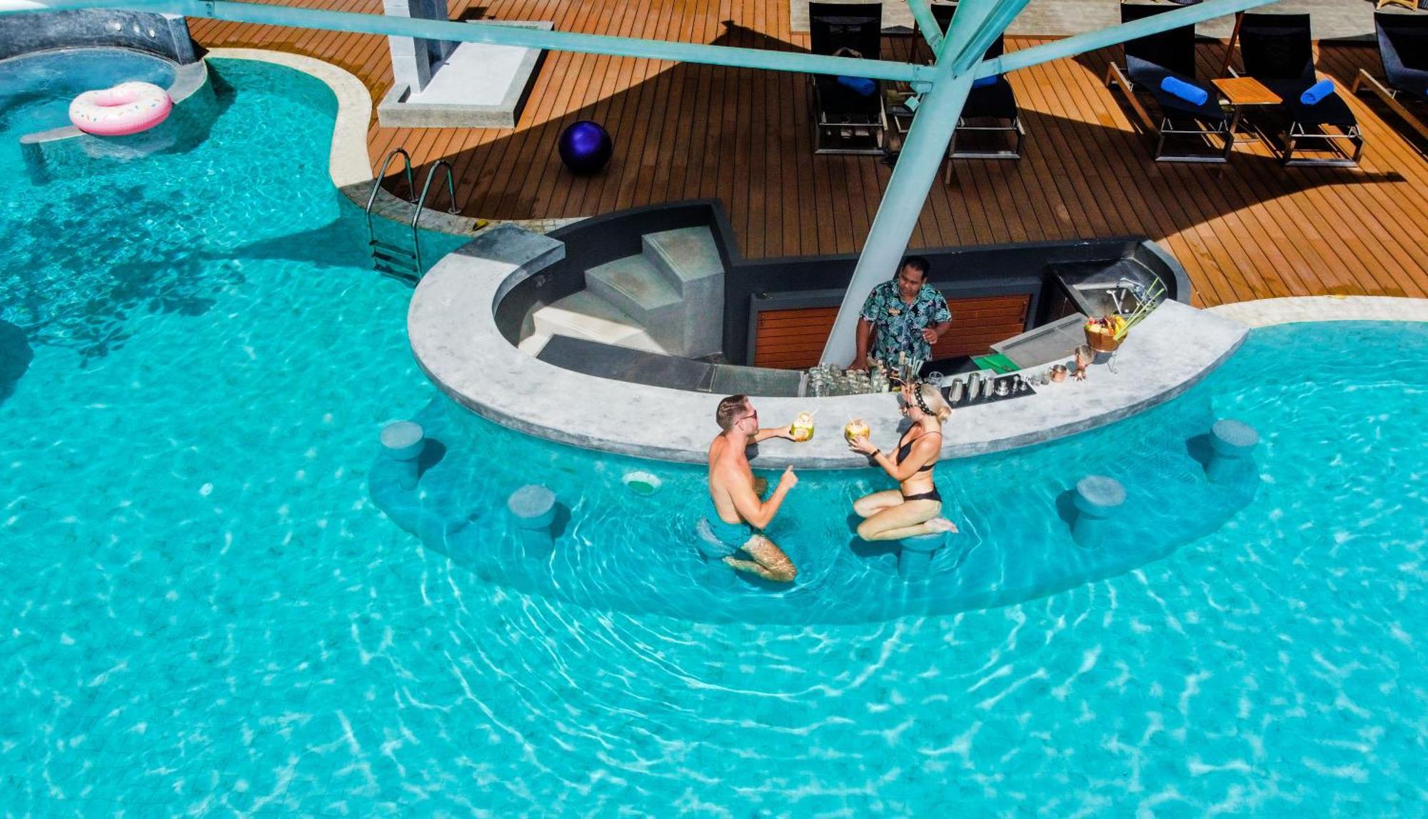 スカイビュー リゾート プーケット パトン ビーチ【SHA Plus+認定】 エクステリア 写真 The swim-up bar at the hotel