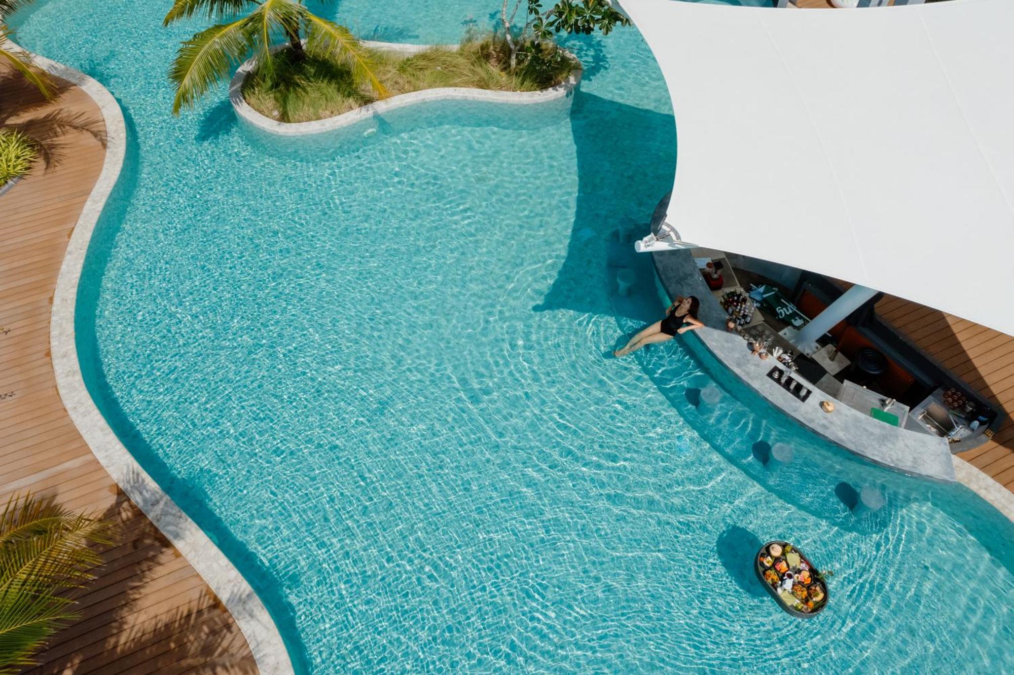 スカイビュー リゾート プーケット パトン ビーチ【SHA Plus+認定】 エクステリア 写真 The swimming pool at the resort
