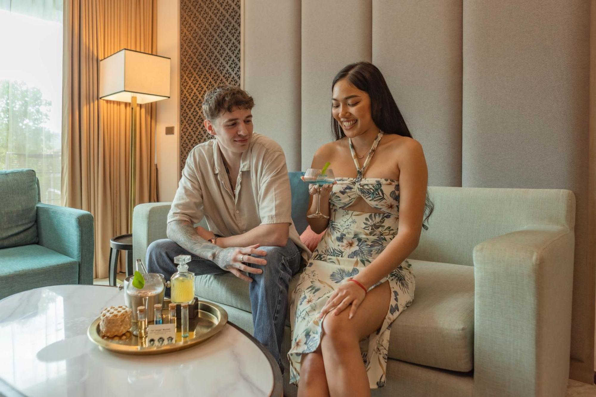 スカイビュー リゾート プーケット パトン ビーチ【SHA Plus+認定】 エクステリア 写真 A couple at the hotel