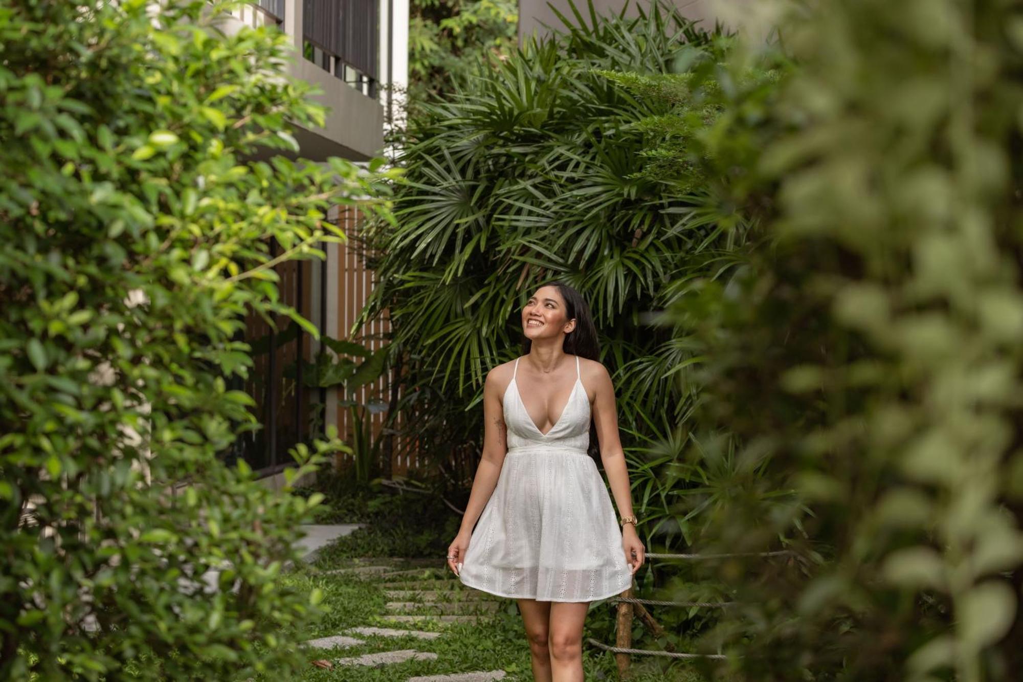 スカイビュー リゾート プーケット パトン ビーチ【SHA Plus+認定】 エクステリア 写真 A woman wearing a white dress